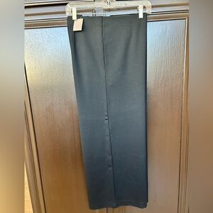 JJill black cropped pull-on pants. Size L
NWT